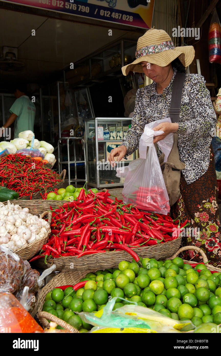 Frau kauft Chilischoten an einem Marktstand, Siem Reap, Siem Reap, Provinz Siem Reap, Kambodscha Stockfoto