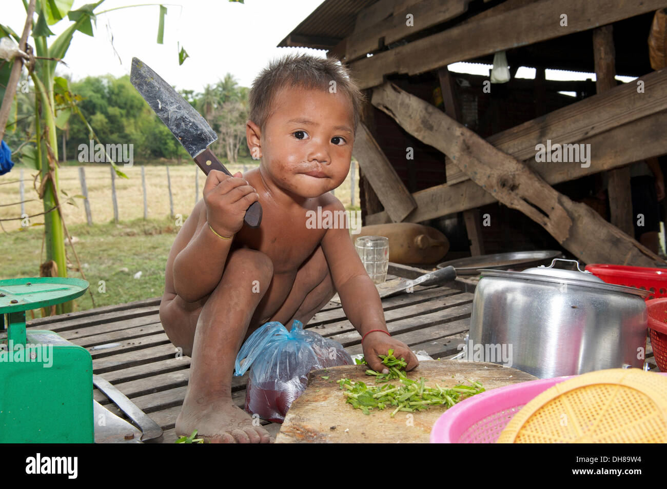 Kleines Kind helfen beim Kochen, Siem Reap, Siem Reap, Provinz Siem Reap, Kambodscha Stockfoto