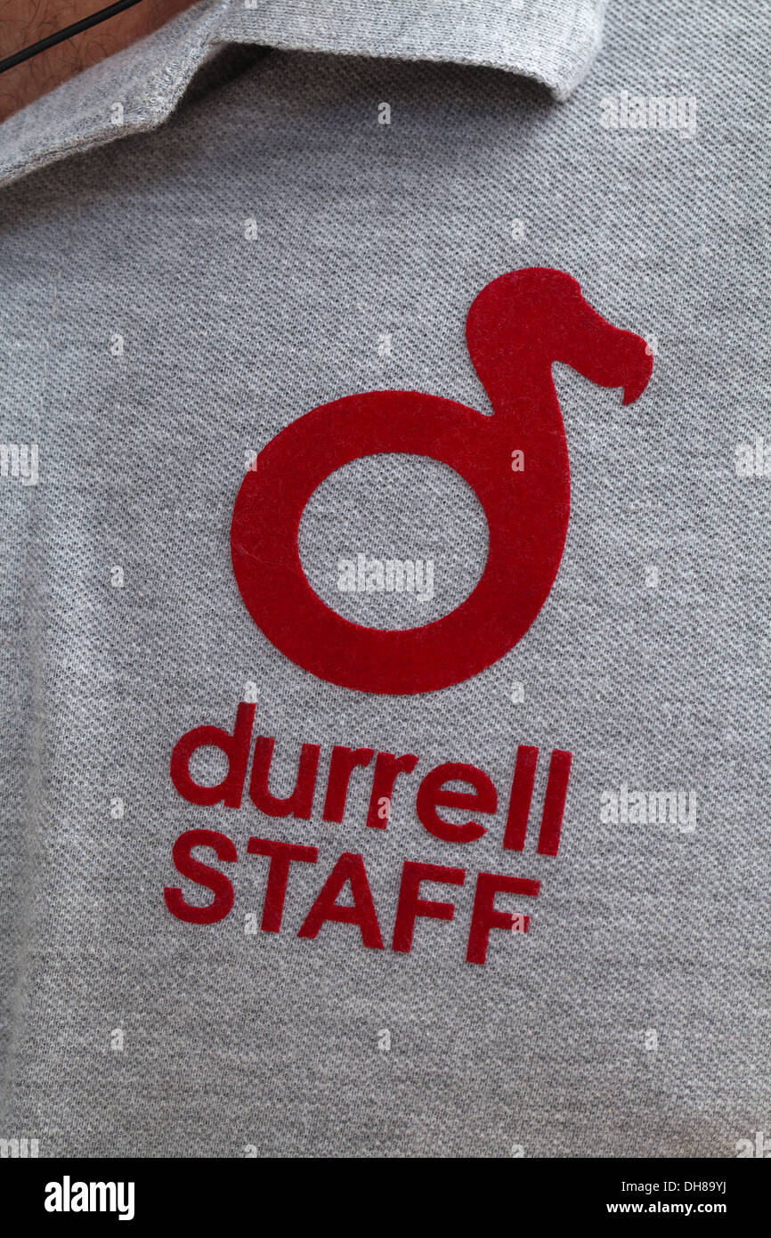 Durrell Wildlife Conservation Trust. Logo-Design, basierend auf der ausgestorbenen Dodo. Hier prangt auf dem t-Shirt eines Bediensteten. Stockfoto