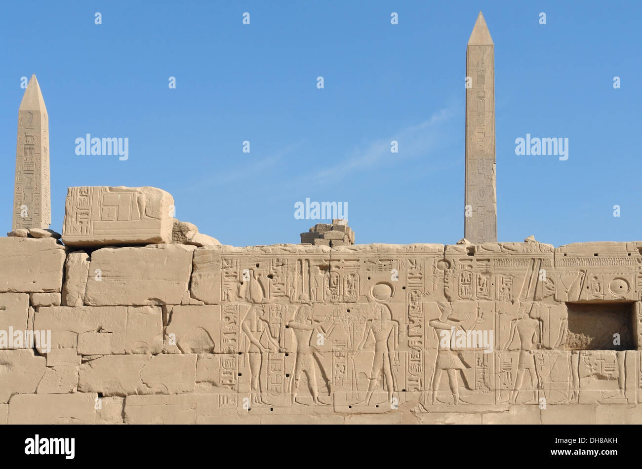 sonnig beleuchteten architektonischen Landschaft mit Obelisken und Relief in der Fußgängerzone des Amun-Re in Ägypten (Afrika) Stockfoto