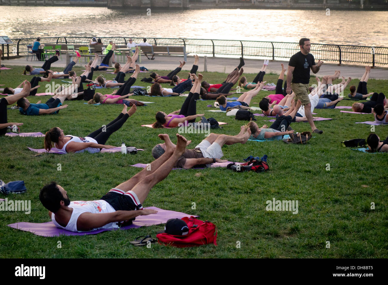 Yoga im Brooklyn Bridge park Stockfoto