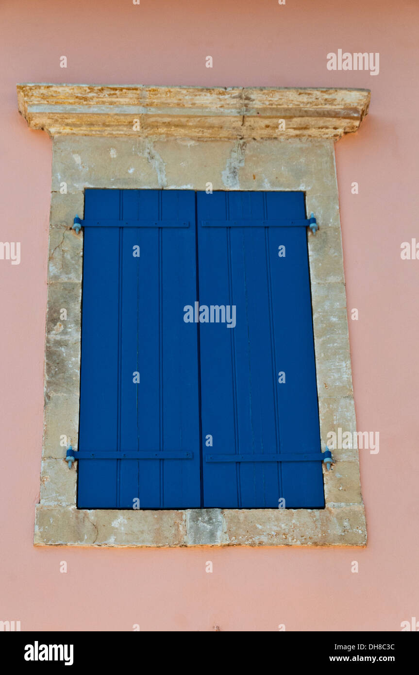 Blauen Fensterläden auf einem Fenster eines Hauses in Fiscardo, Cephalonia Stockfoto