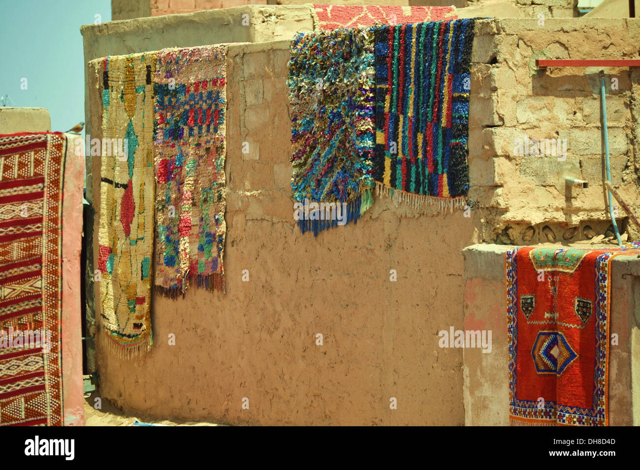 Teppiche und Teppichböden hängen zum Trocknen in Marrakesch Stockfoto