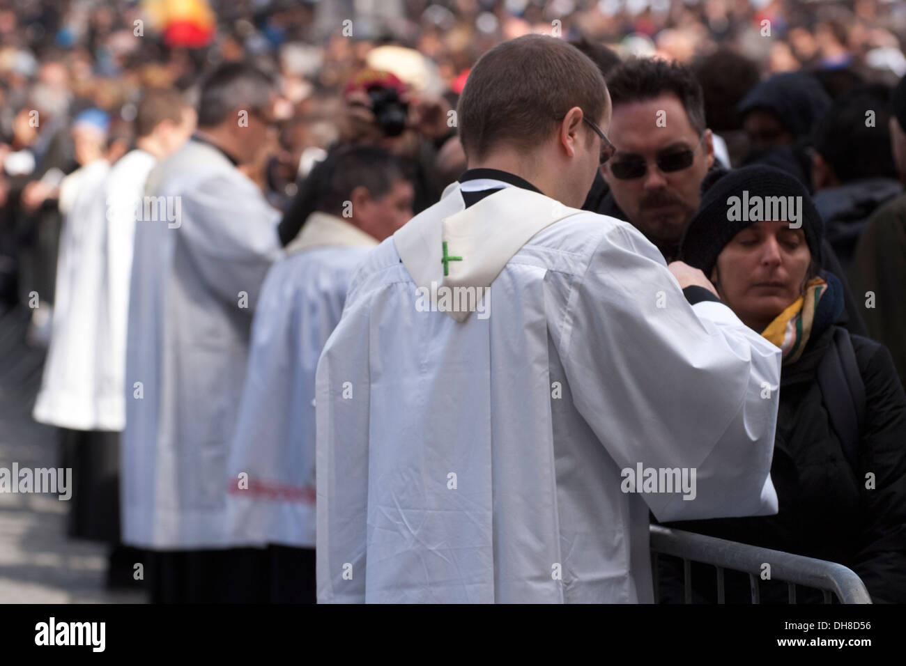 Priester geben, Gläubigen Gemeinschaft Stockfoto