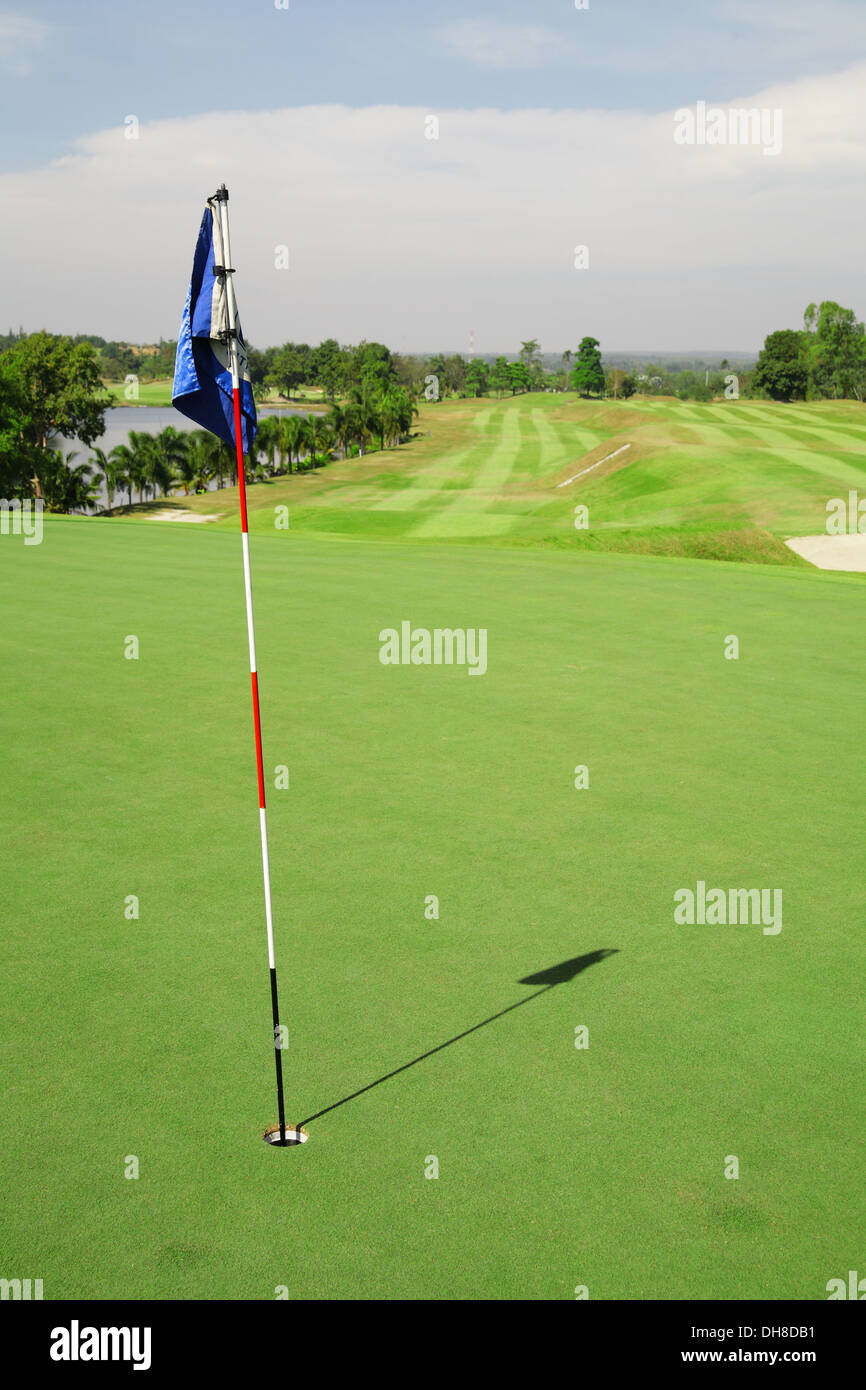 Golf-Loch-Flagge auf einem Feld Stockfoto