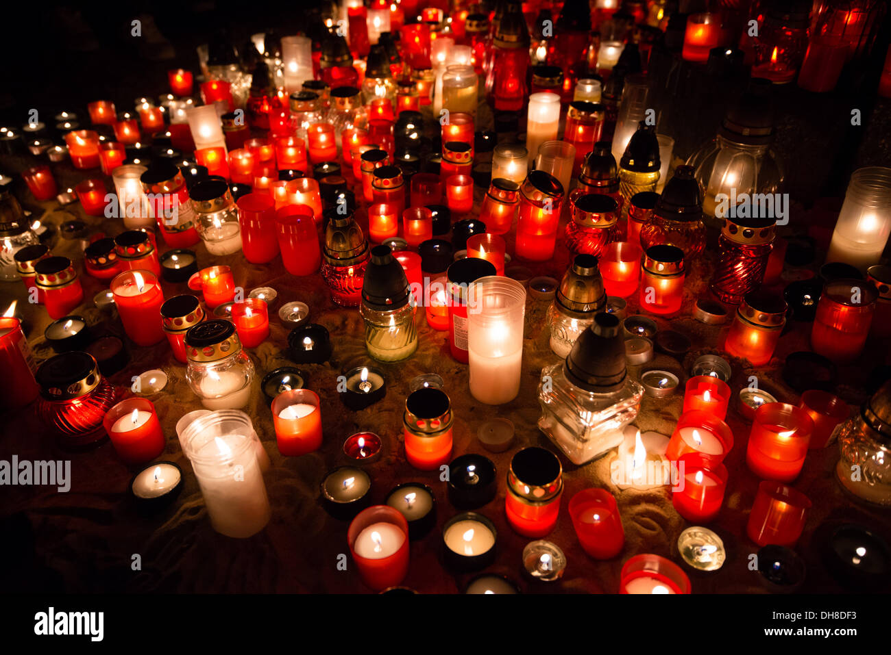 PEZINOK, Slowakei - NOVEMBER 1: Brennende Kerzen am Abend an Allerheiligen am 1. November 2013. Stockfoto