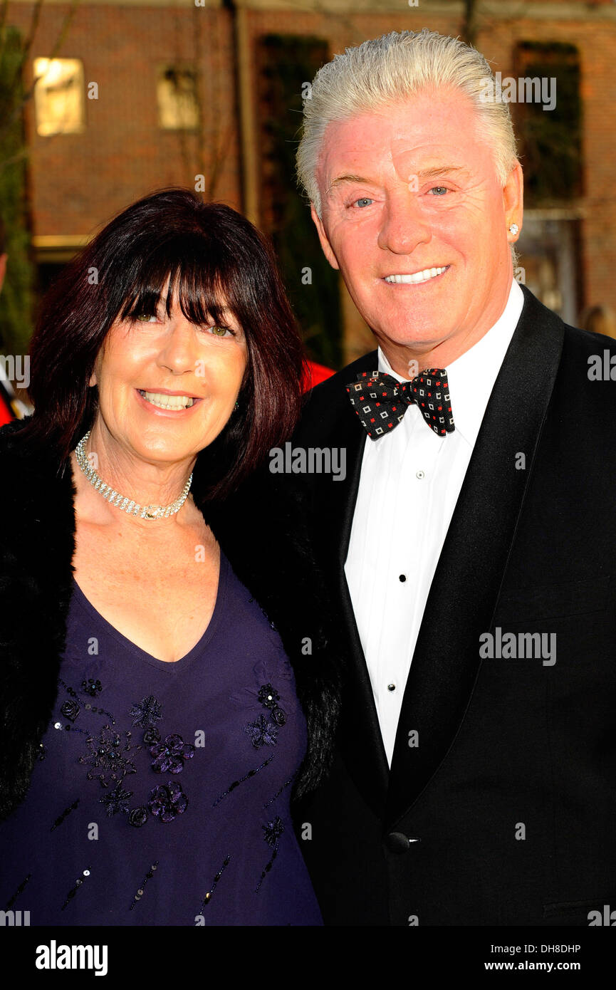 Derek Acorah und Gast Soldatentum auf Awards statt auf London Syon Park - Hotel Waldorf Astoria - Ankünfte London England- Stockfoto