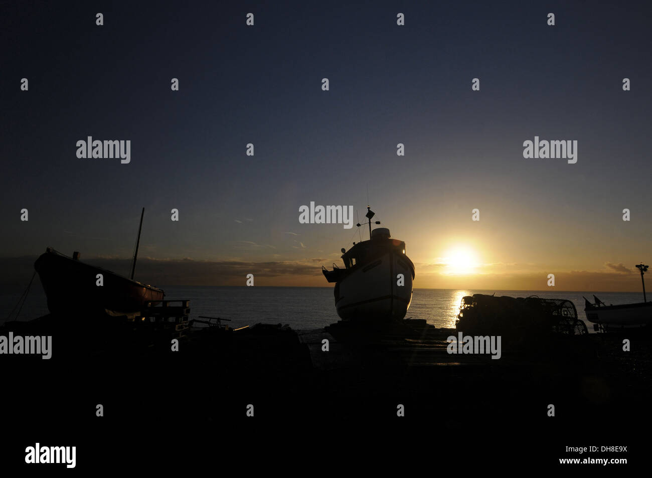 Angelboote/Fischerboote am Strand bei Sonnenaufgang Deal Kent England Stockfoto