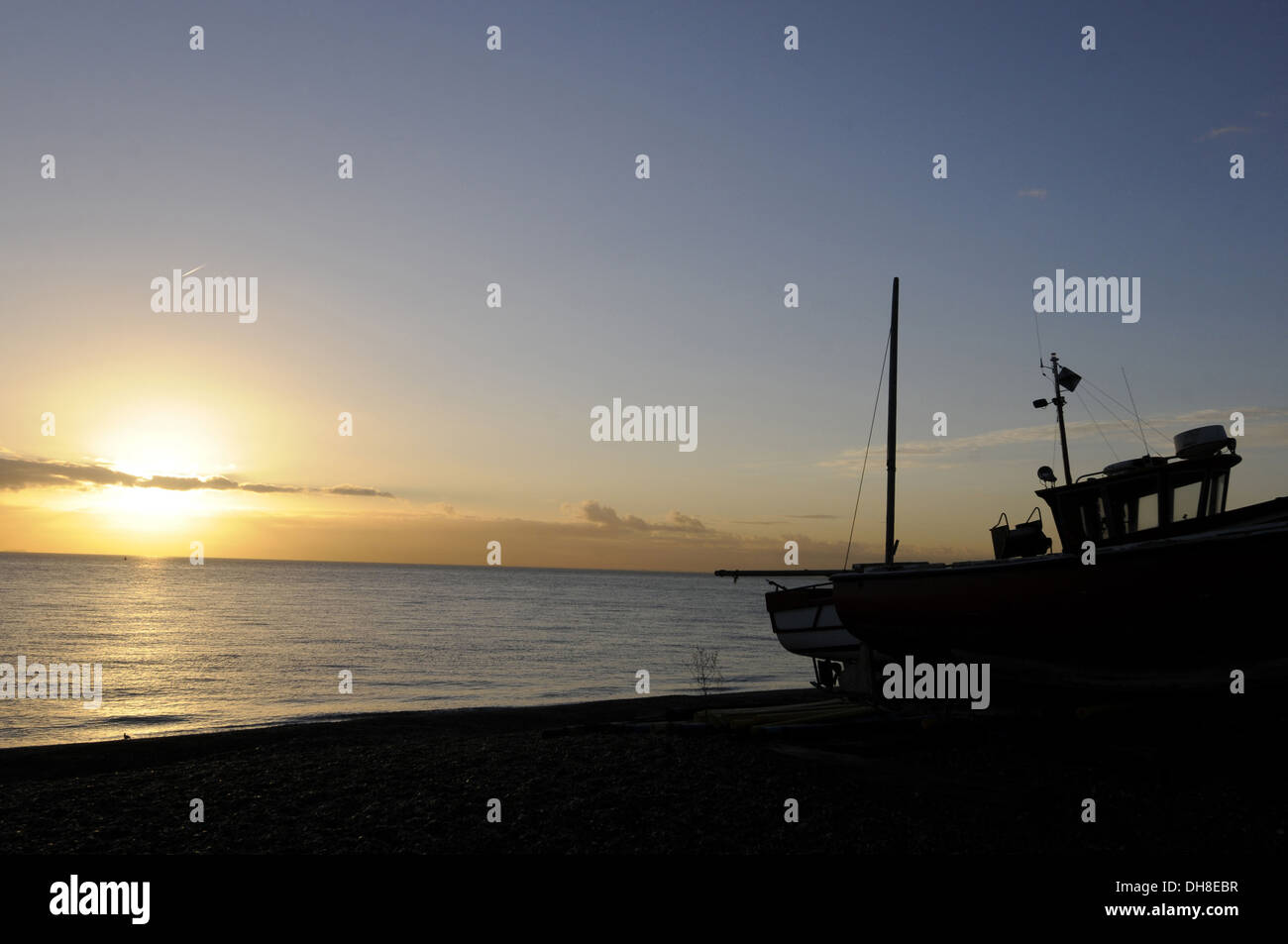 Angelboot/Fischerboot bei Sonnenaufgang Deal Kent England Stockfoto
