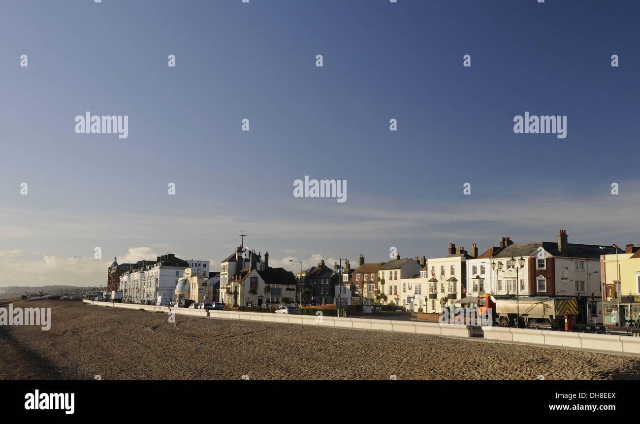 Blick über den Strand und die Stadt Deal Kent England Stockfoto