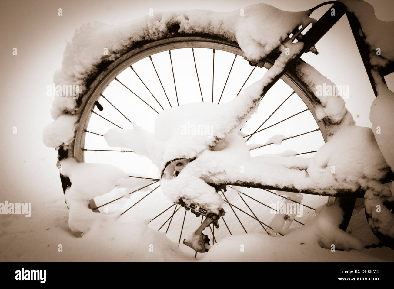 Schneebedeckte Sepia Fahrrad-Rad Stockfoto