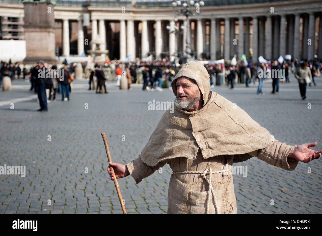 Mann in Gewohnheit in der Petersplatz Stockfoto