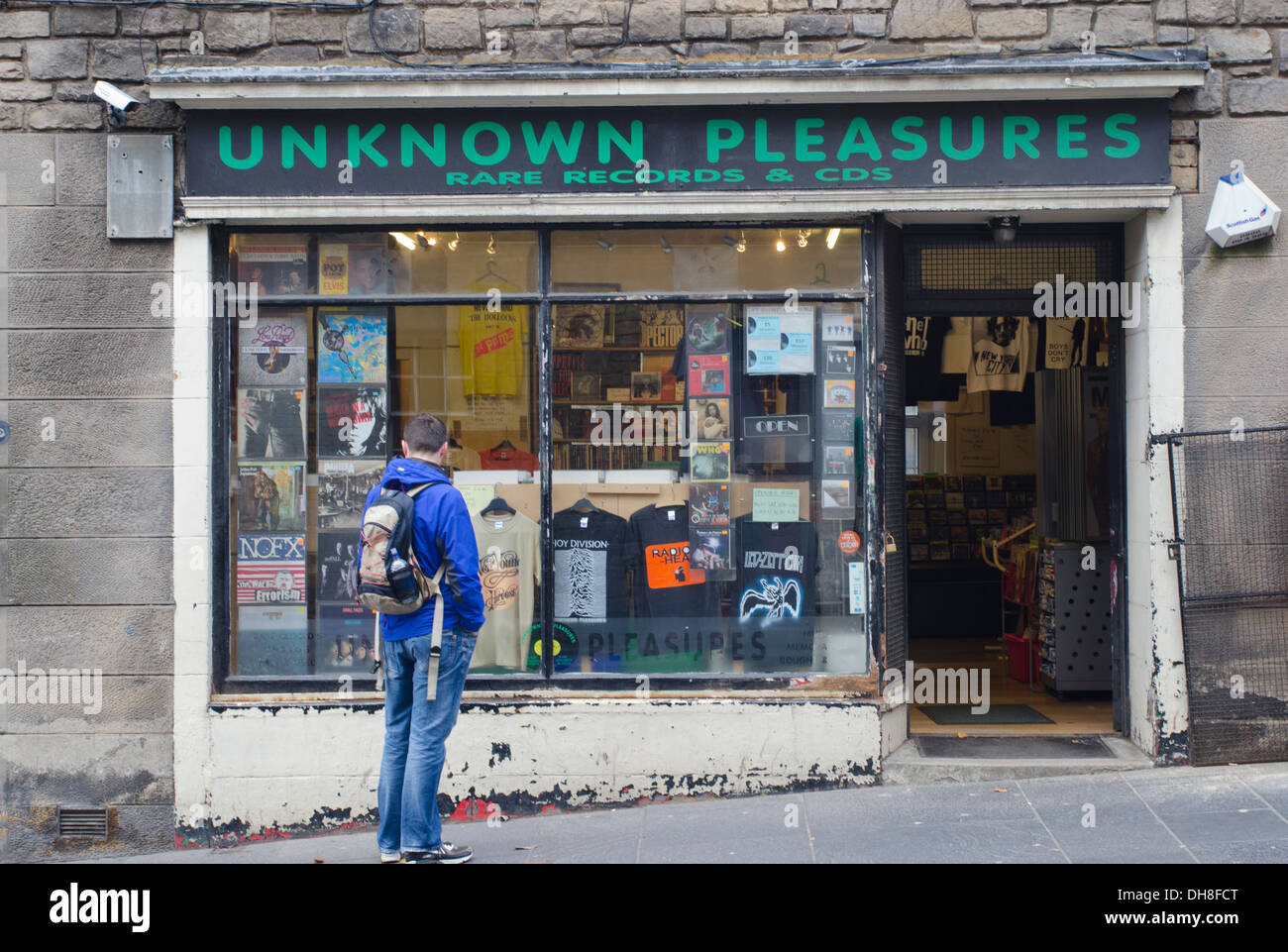 Menschen Surfen im Fenster eines unabhängigen Plattenladen auf der Royal Mile in Edinburgh, Schottland Stockfoto