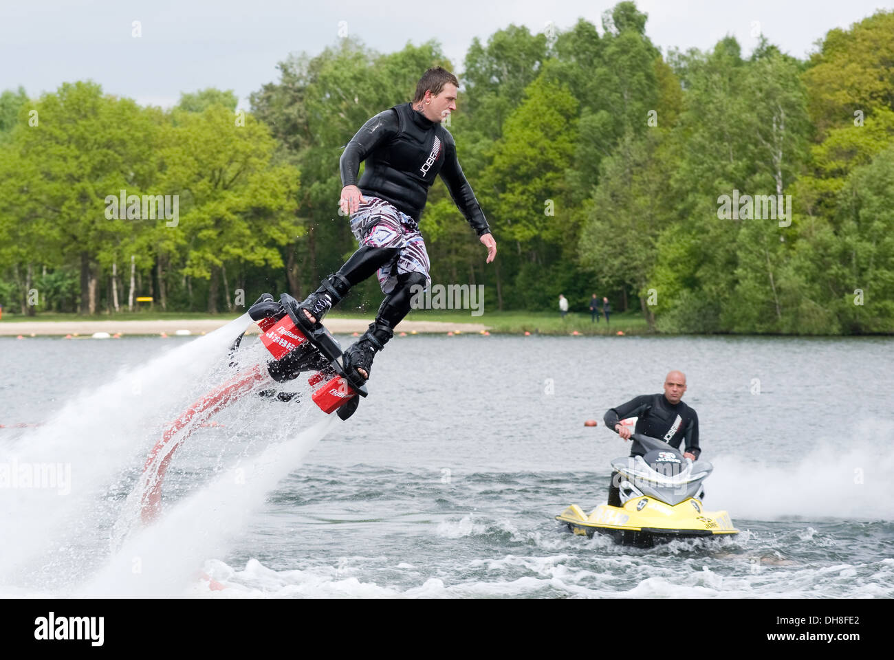 Ein Mann gibt einer Show wie im Gleichgewicht zu halten, und zeigt, was Sie tun können, mit dem neuen Gefühl namens Flyboard Stockfoto