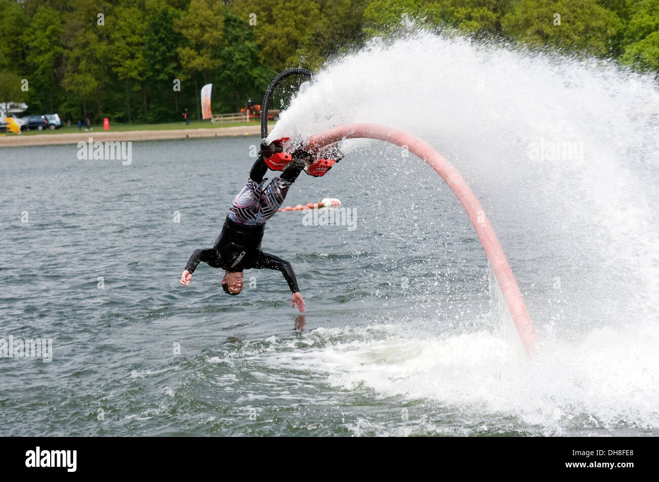 Ein Mann gibt einer Show wie im Gleichgewicht zu halten, und zeigt, was Sie tun können, mit dem neuen Gefühl namens Flyboard Stockfoto
