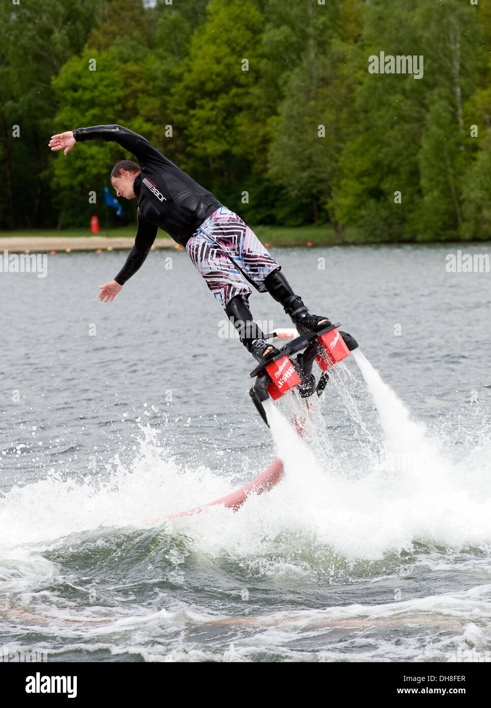 Ein Mann gibt einer Show wie im Gleichgewicht zu halten, und zeigt, was Sie tun können, mit dem neuen Gefühl namens Flyboard Stockfoto
