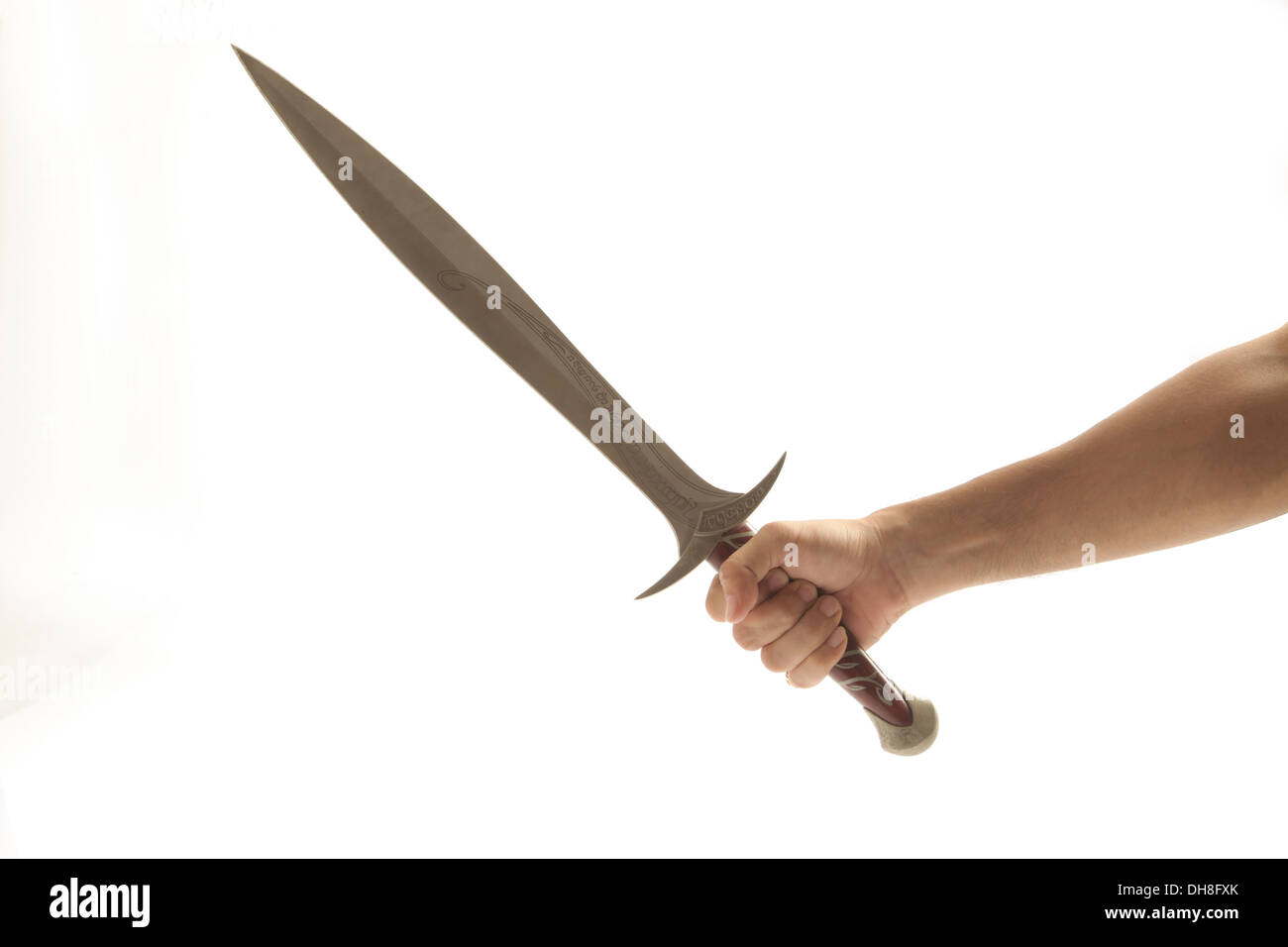 Hand, die ein altes Schwert Stockfoto