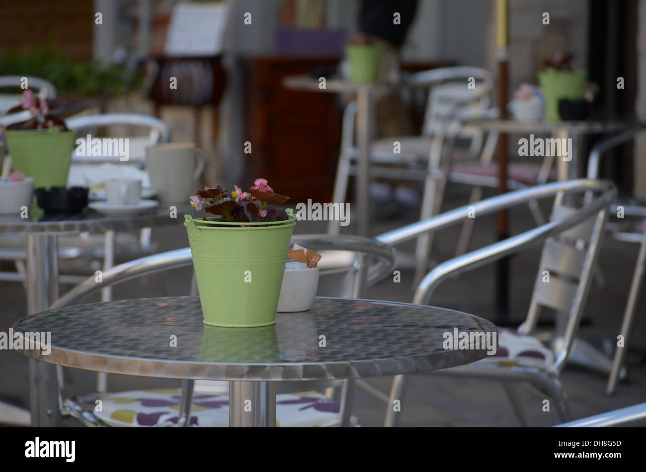 Cafe mit Zierpflanzen, Gartentische und Stühle Stockfoto