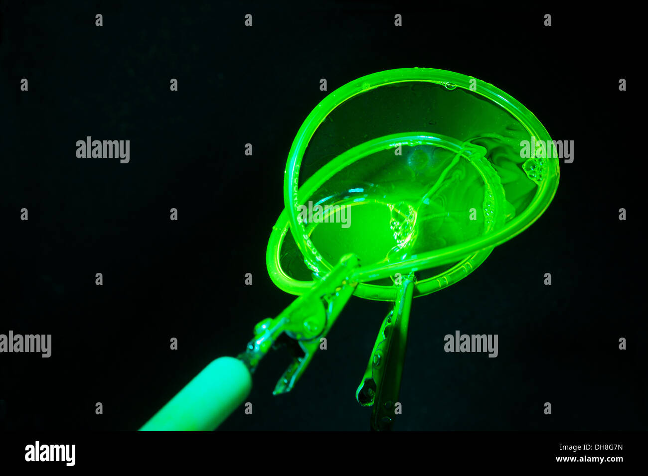 Dünner Gummischlauch unterstützt Seifenfilmblase. Untersuchungen, die zeigen, wie sich die Seifenfilmtopologie mit angewandten Mathematik ändert. Zeigt das Einklappen der Blase an. Stockfoto