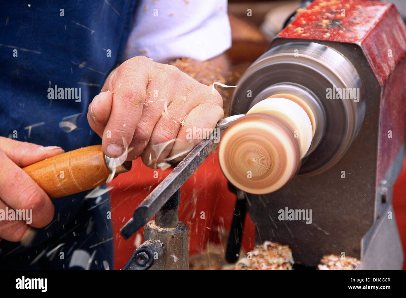 Schreiner handling ' Solarplexus ' beim Arbeiten auf Holz mit Drehbank in Werkstatt des Möbelherstellers Stockfoto