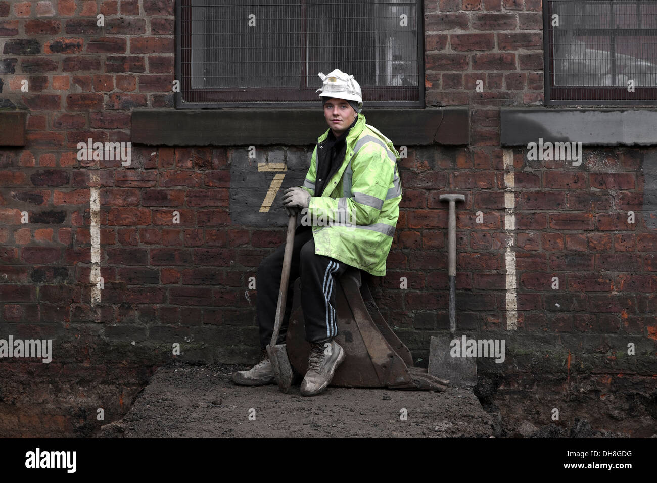 Kairin McMahon, im Alter von 19, Arbeiter arbeiten an der Entwässerung auf der Rückseite des wichtigsten Fairfield Gebäude, Govan Road, Glasgow Stockfoto