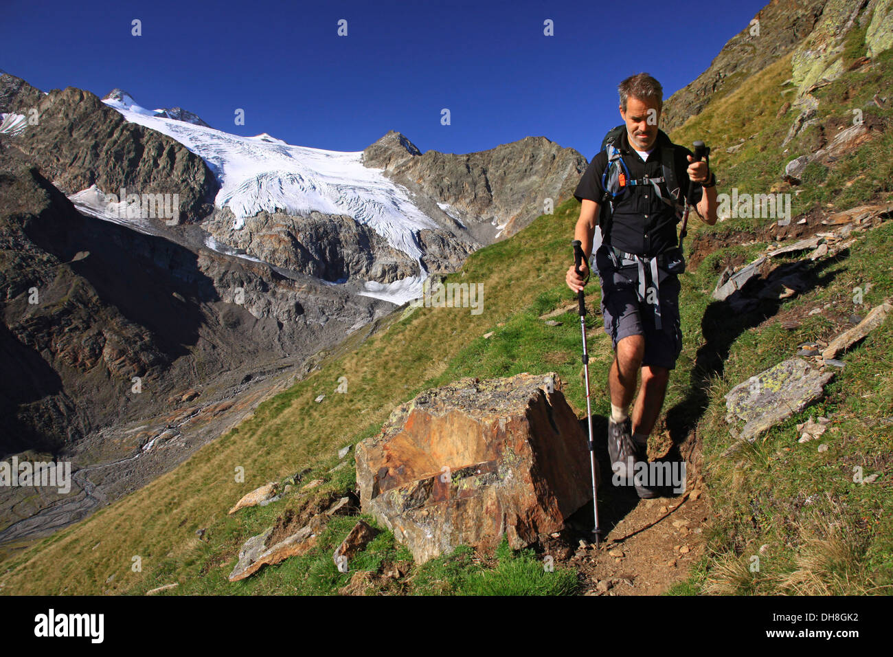 Berg-Wanderer zu Fuß mit walking-Stöcken in den Bergen der Stubaital, Stubaier Alpen, Tirol, Österreich Stockfoto