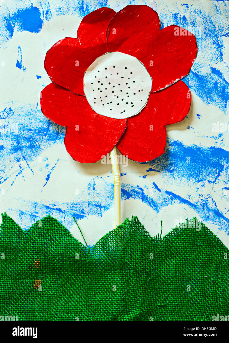 Childrens Kunstwerk: Blumen aus Papier, Stroh und Stoff Stockfoto