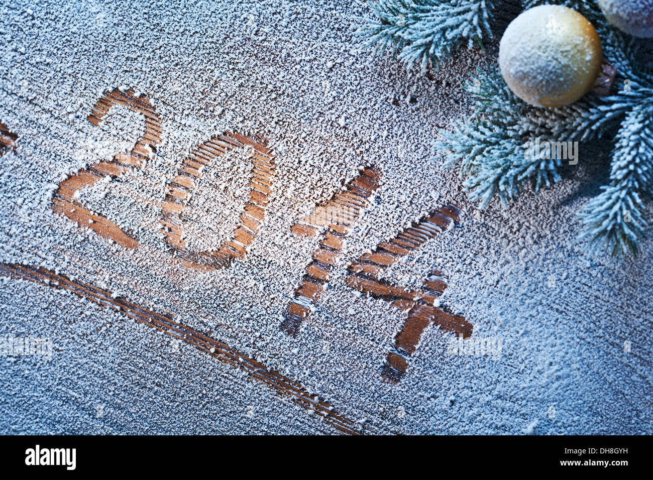 Neujahr 2014 auf Schnee bedeckten hölzernen Schreibtisch. Stockfoto