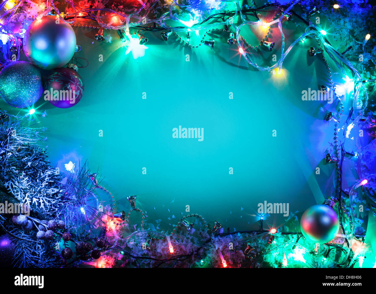 Weihnachten-Frame mit Tanne, Kugeln und Lichterketten. Stockfoto