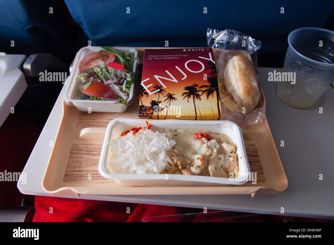 Delta Airlines Thai Chickencurry Mahlzeit zwischen London und New York. Stockfoto