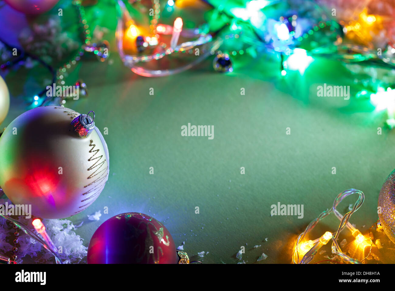 Weihnachts-Dekoration mit Lichterketten und Weihnachtskugeln. Stockfoto