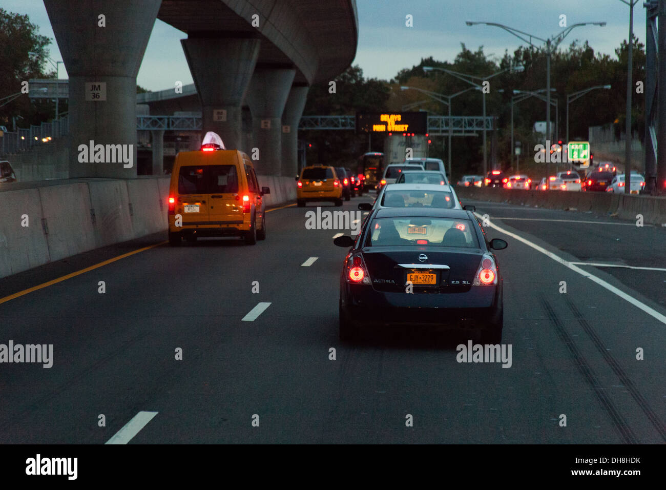 Langsam fließenden Verkehr zwischen JFK Airport und Manhattan unter den Air Train, New York City, Vereinigte Staaten von Amerika. Stockfoto