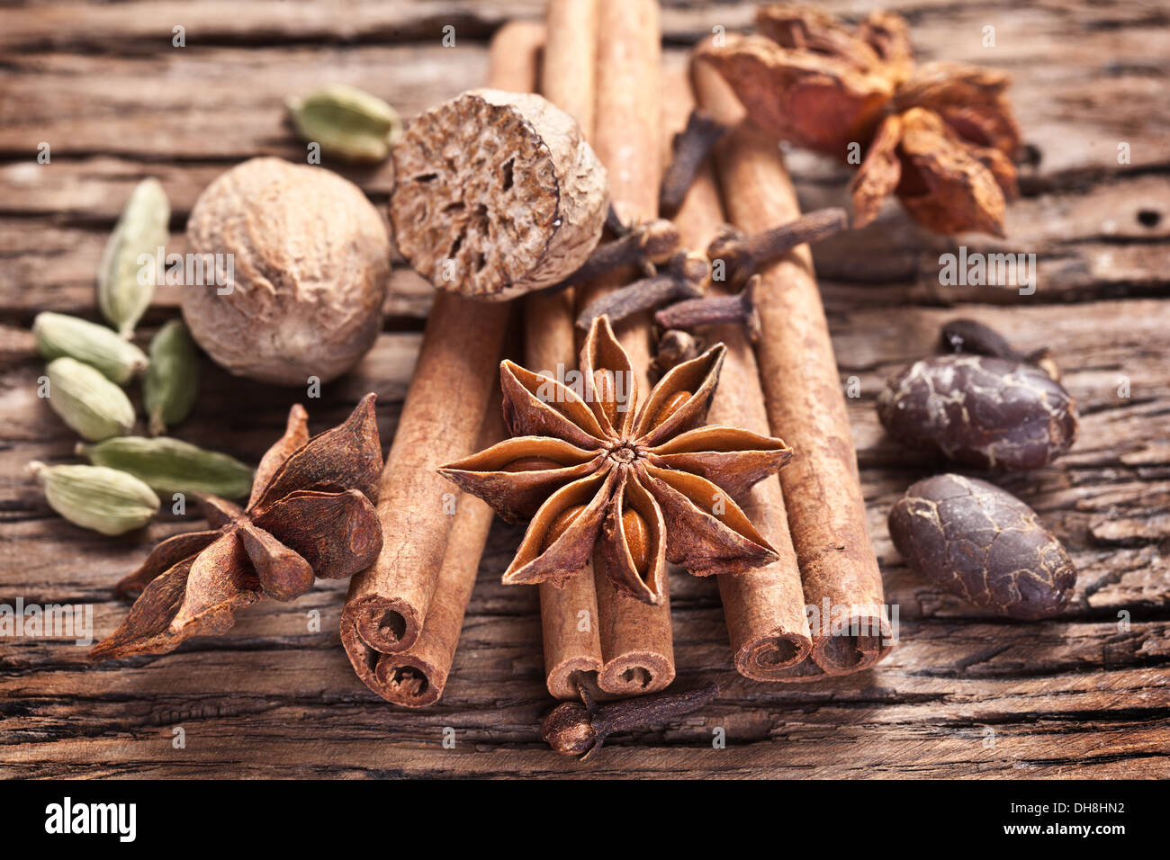 Gewürze auf einem alten Holztisch. Stockfoto