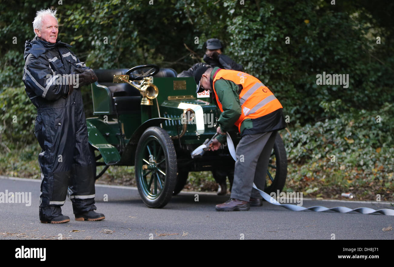 Wettbewerber Kopf oben während der jährlichen London nach Brighton Veteran Car Rallye Clayton Hill in der Nähe von Brighton. Stockfoto