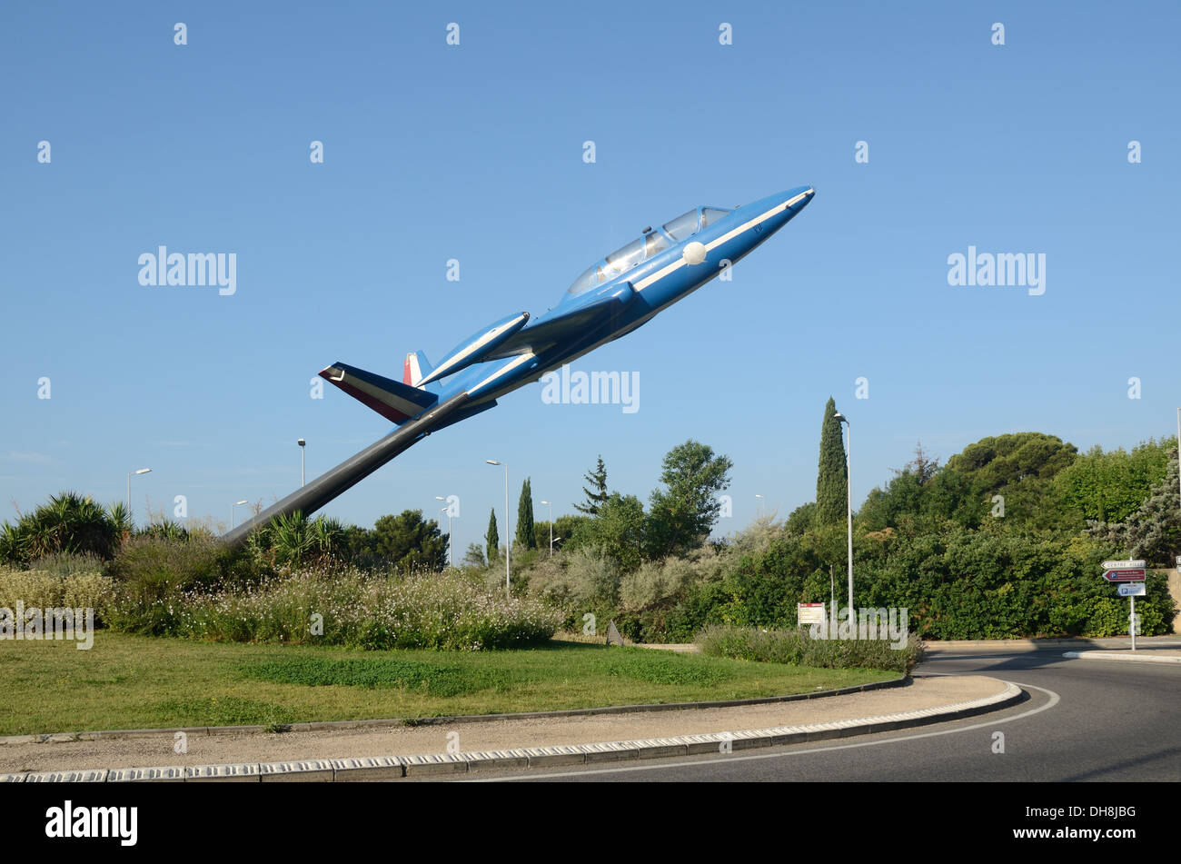 Flugzeug, Flugzeug oder Flugzeug am Kreisverkehr im Salon-de-Provence Frankreich montiert Stockfoto