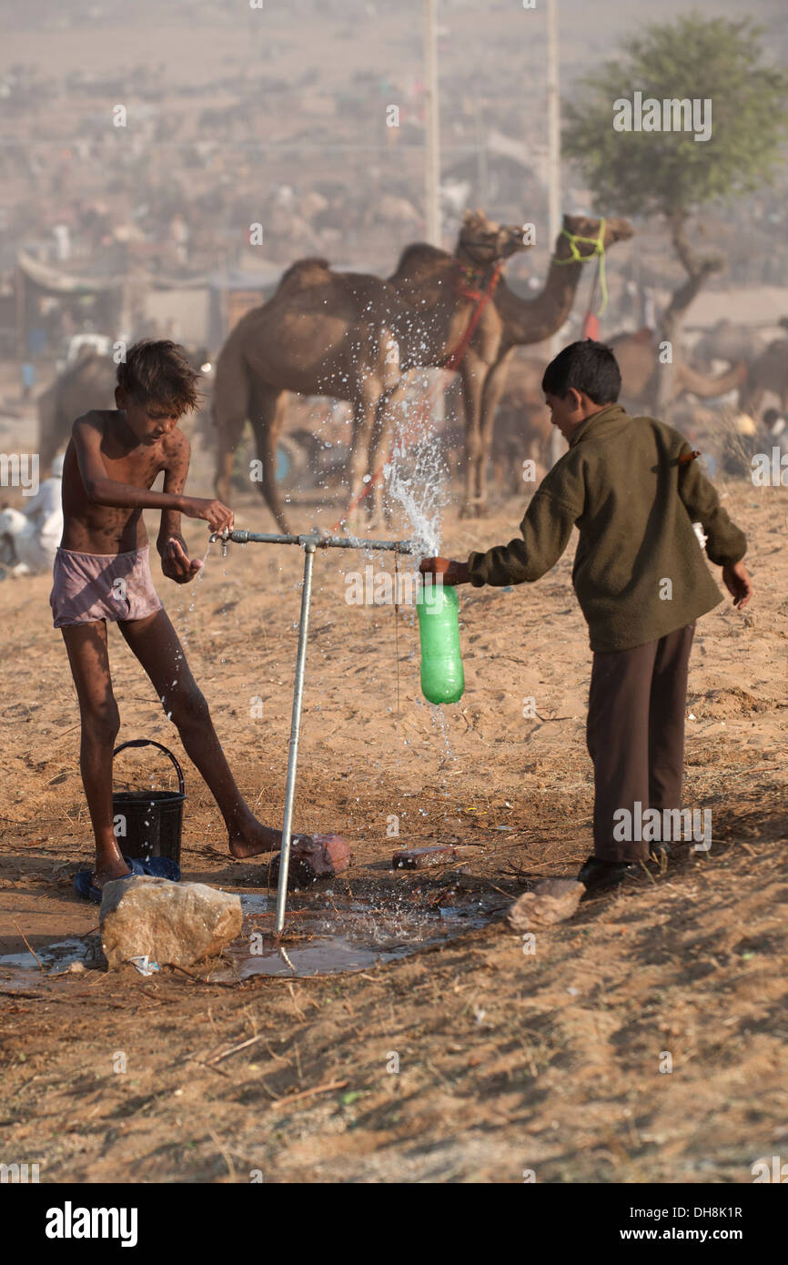 Zwei jungen in den Brunnen in Pushkar Camel Fair Stockfoto
