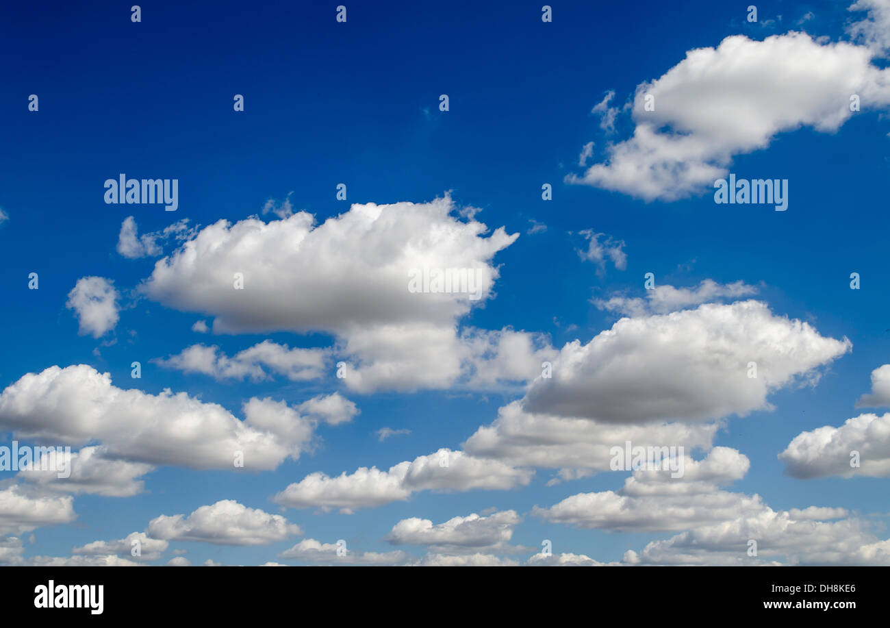 Wolken am blauen Himmel schweben Stockfoto