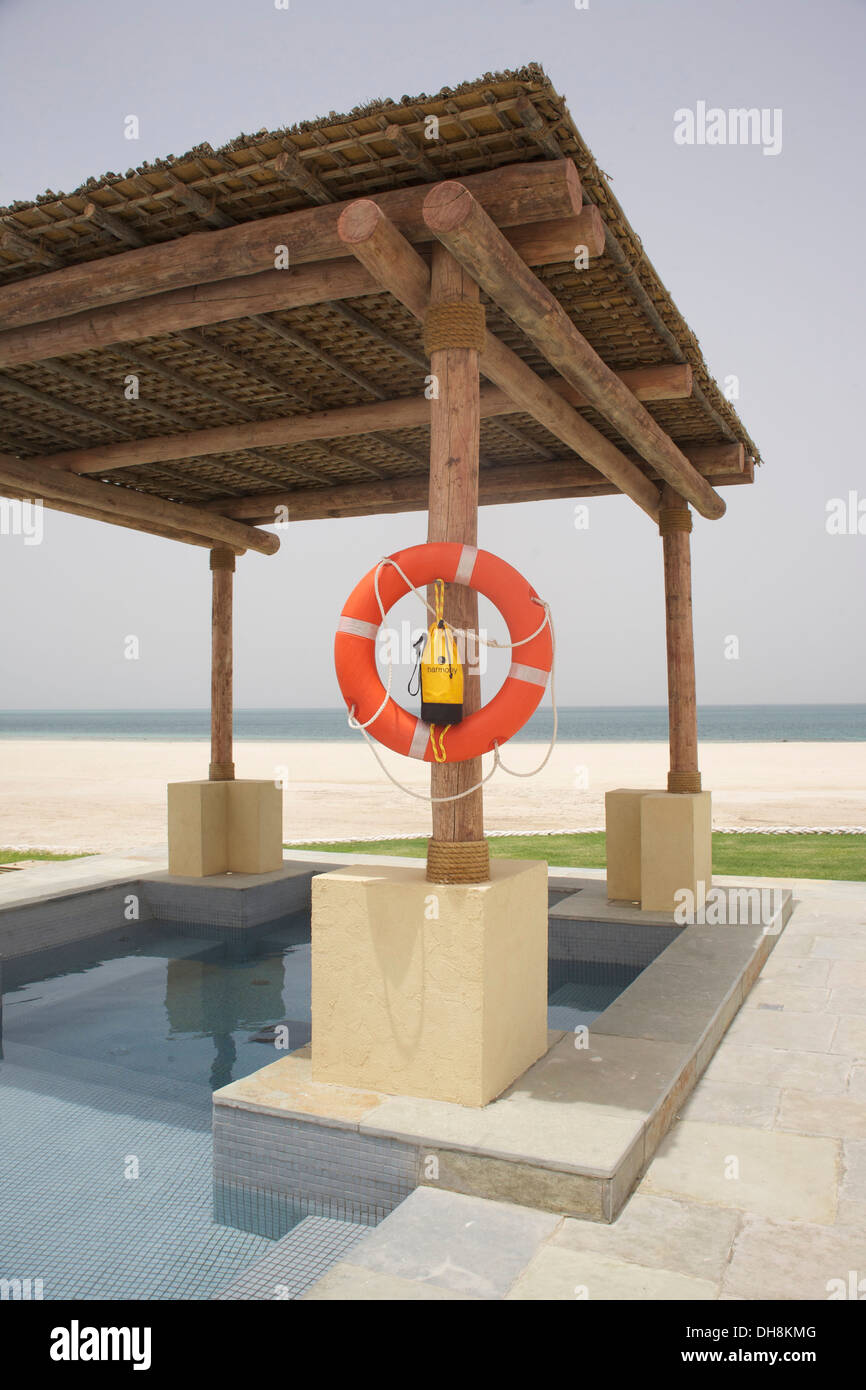 Pool-Bereich im neuen Beach Villa Resort Sir Bani Yas Island, Abu Dhabi Stockfoto