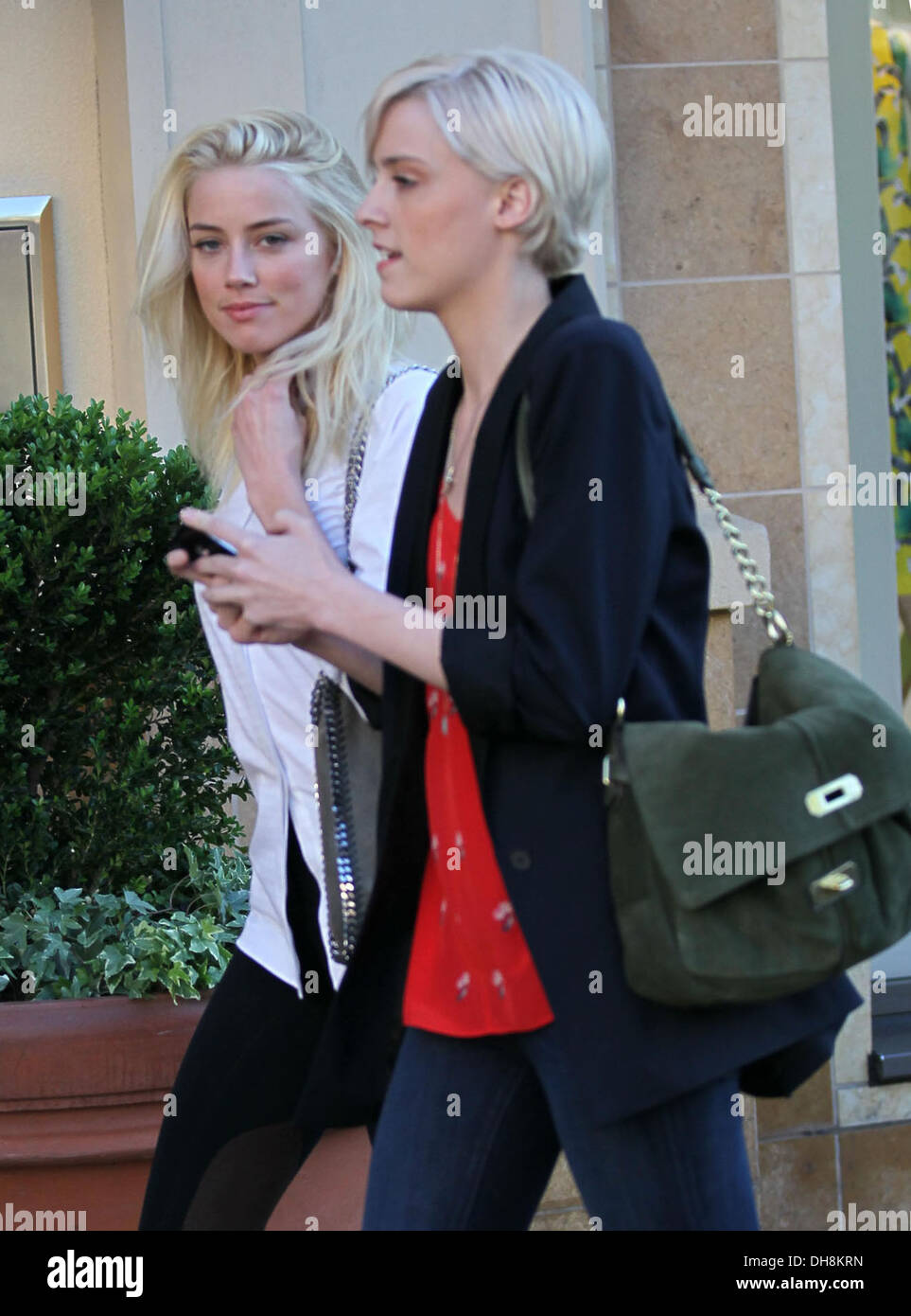 Amber Heard und ihre Schwester Whitney Heard gelten zusammen spazieren