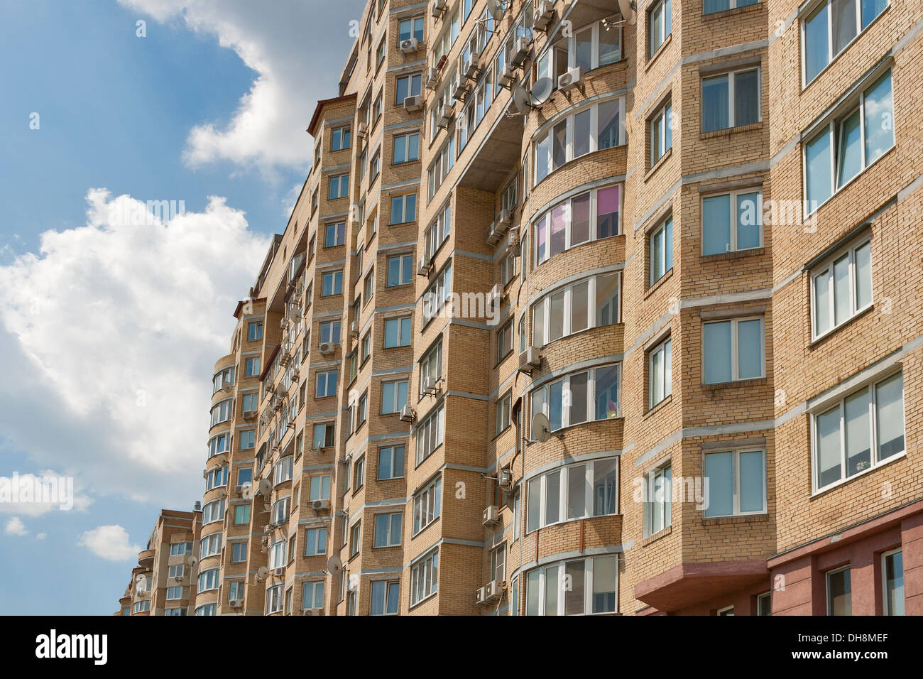 Moderne Eigentumswohnungen Wohnungen Gebäude mit Klimaanlagen und Schüssel Sat-TV Stockfoto