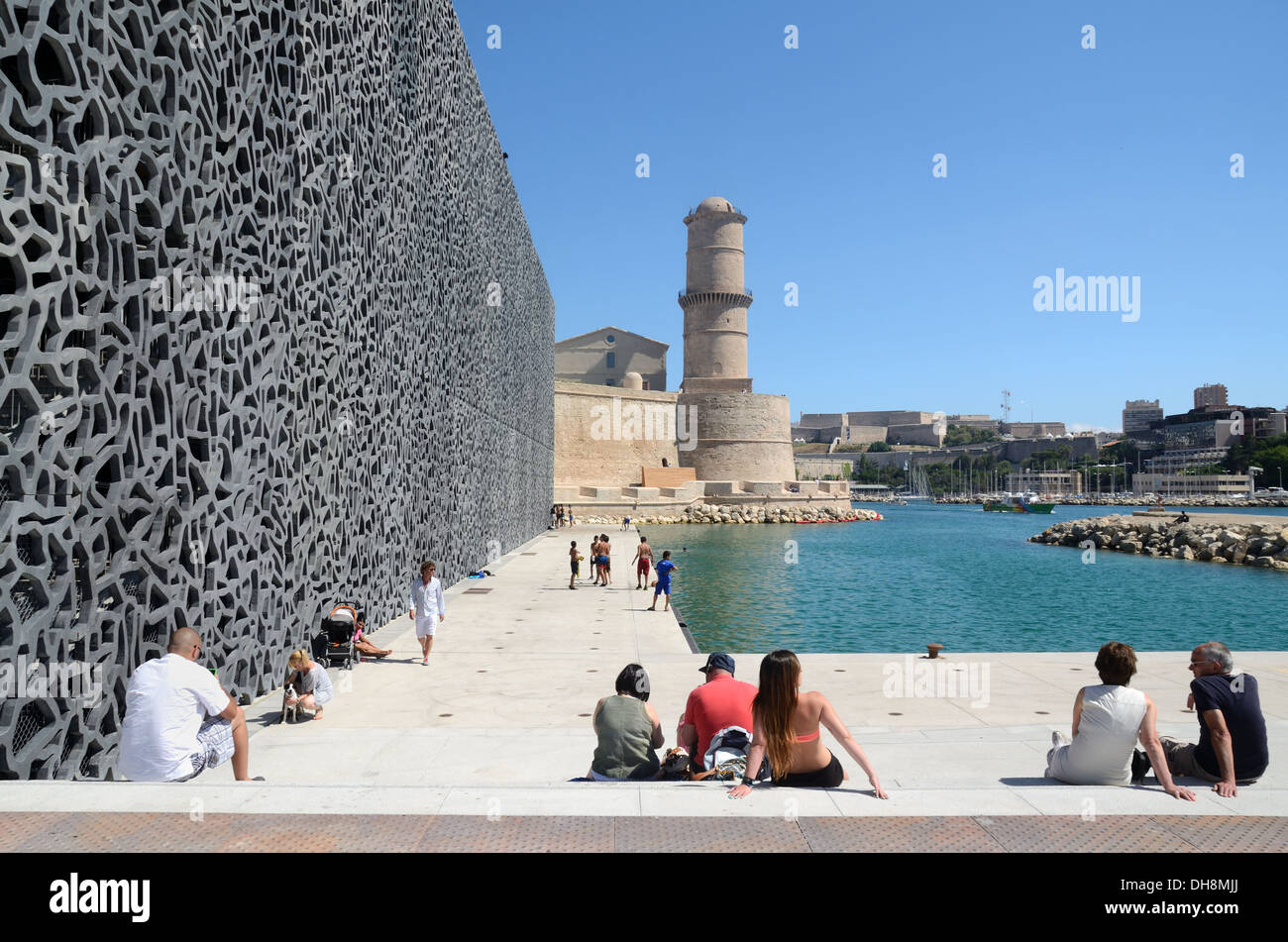 Touristen vor dem MUCEM Museum und Fort Saint Jean am Eingang zum französischen Marseille Vieux Port Stockfoto