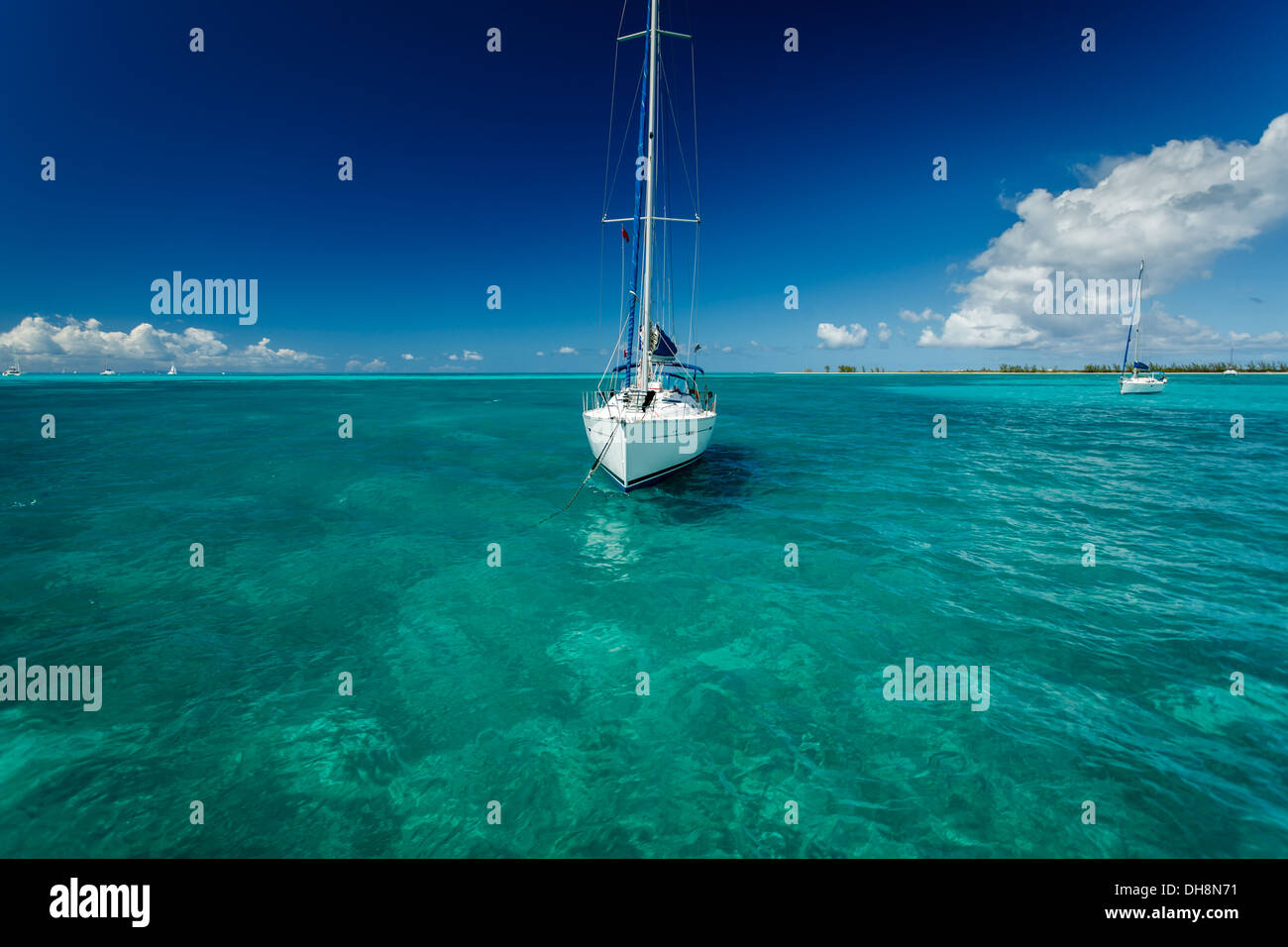 Segelboot vor Anker im schönen tropischen türkisfarbenen Meerwasser in Britische Jungferninseln Stockfoto