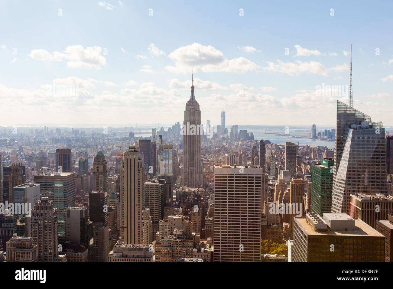 Blick auf das Empire State Building und Manhattan vom Top of the Rock, Rockefeller Center, New York City, Vereinigte Staaten von Amerika Stockfoto