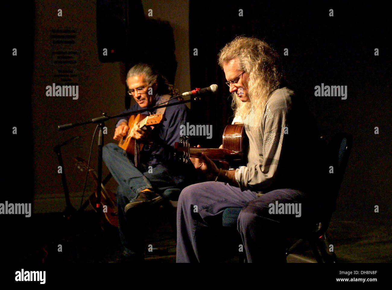 Gitarristen Tony Cox (Vordergrund) und Steve Newman im Konzert beim National Arts Festival in Grahamstown, South Africa.2003. Stockfoto