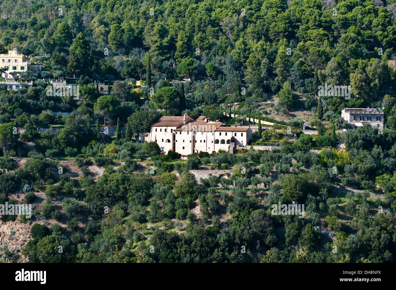 Blick auf die umliegenden Hügel mit einem Landhaus von Villa Gregoriana, Tivoli, Lazio, Italien Stockfoto
