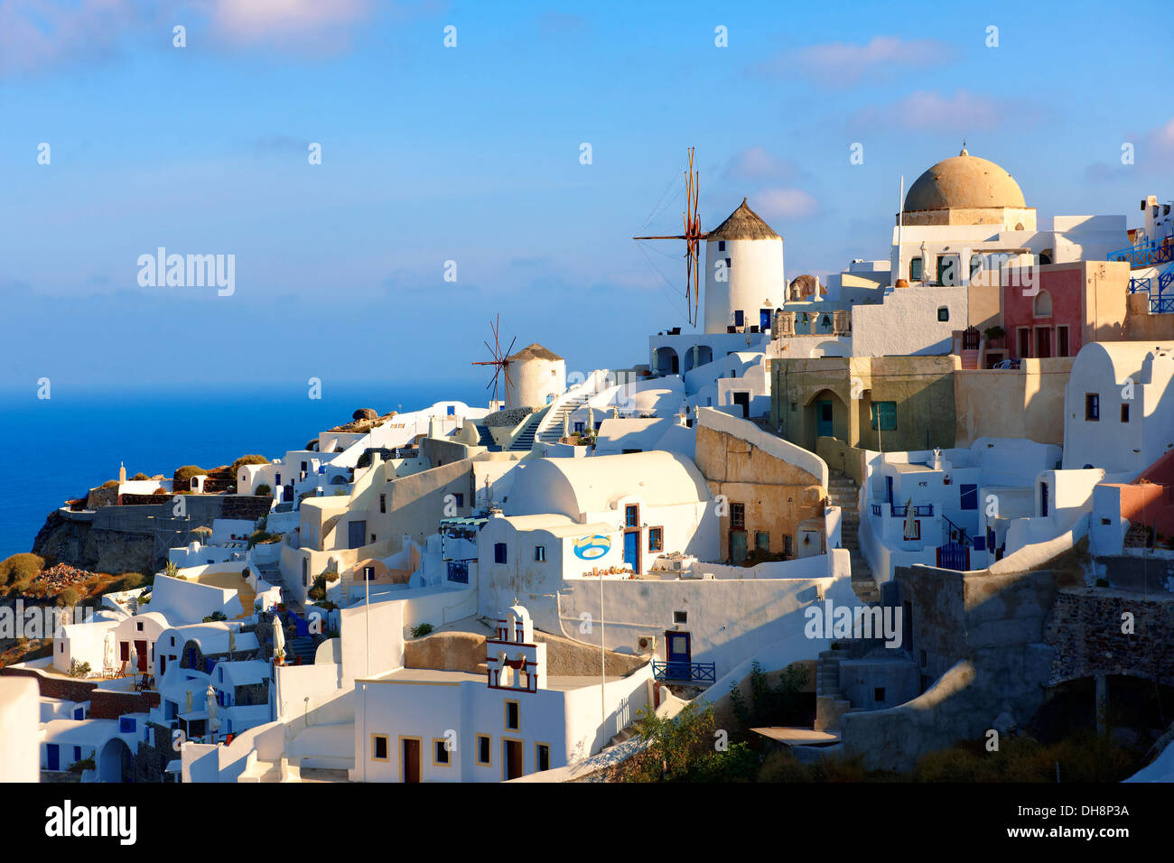 Oia (Ia) Santorini - Windmühlen und Blick auf Stadt, griechischen Kykladen-Inseln - Bilder, Fotos und Bilder Stockfoto