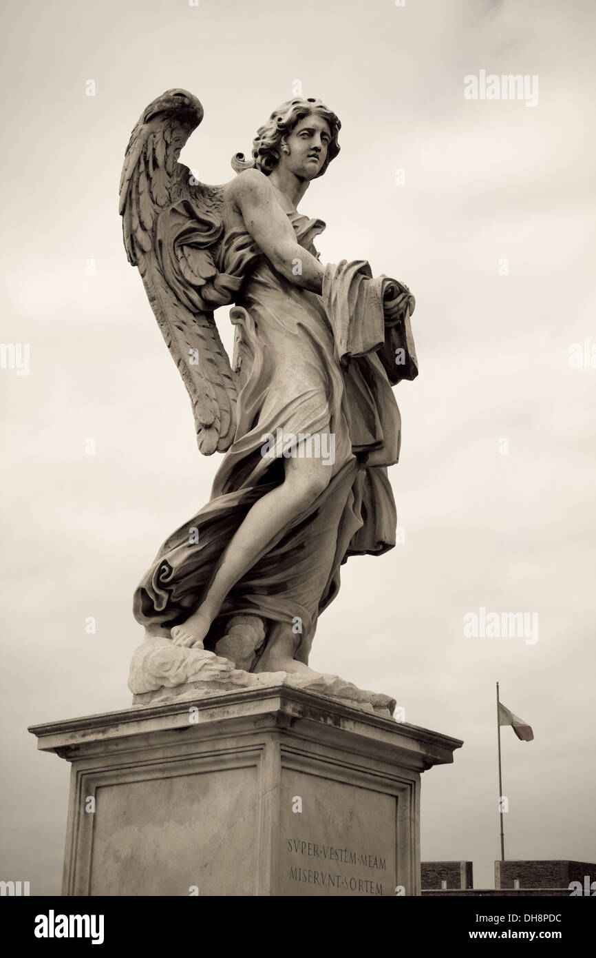Einer der Engel an der berühmten St. Angelo Brücke über Burg Hintergrund in Rom, Italien Stockfoto