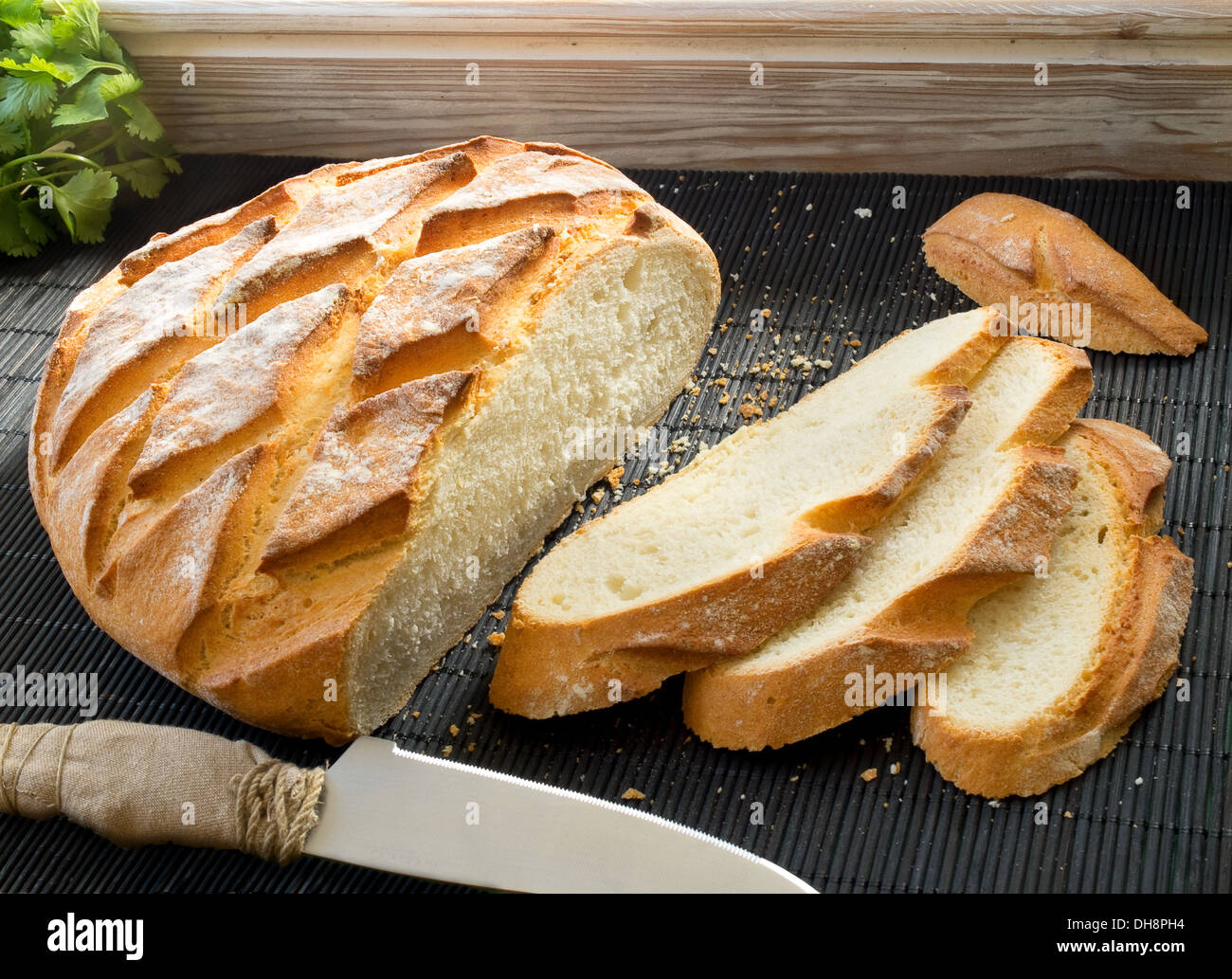 Rustikales Brot auf ein Tischmatte geschnitten. Stockfoto