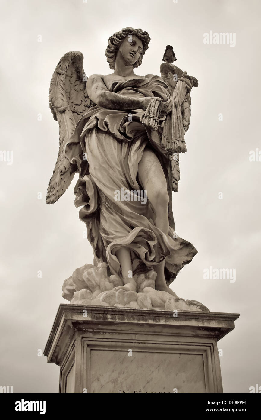 Einer der Engel an der berühmten St. Angelo Brücke über Burg Hintergrund in Rom, Italien Stockfoto