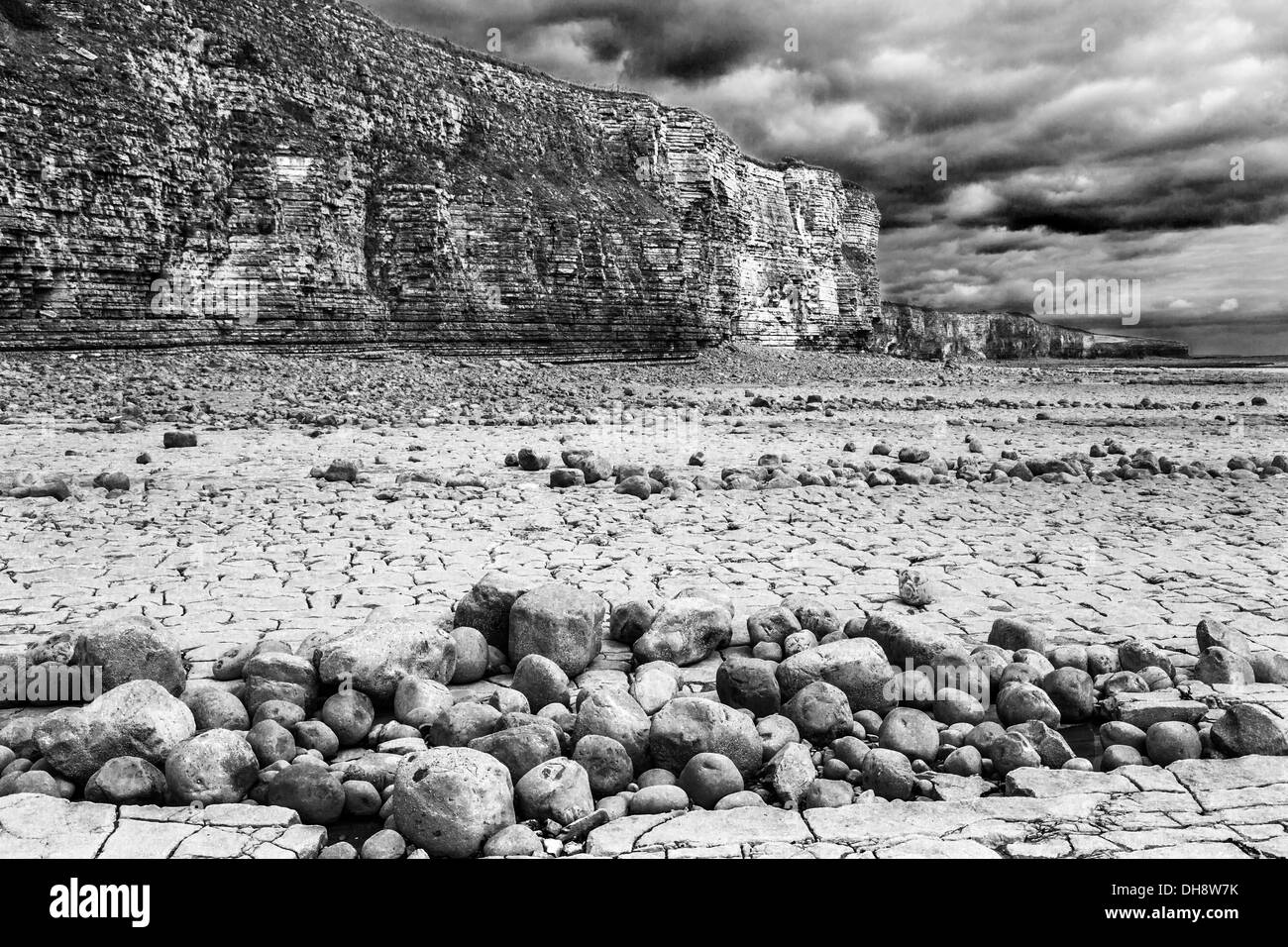 Gesteinsschichten in der Felswand und Strand von Nash Point in Wales. Farb-Version auf DH8NMJ. Stockfoto